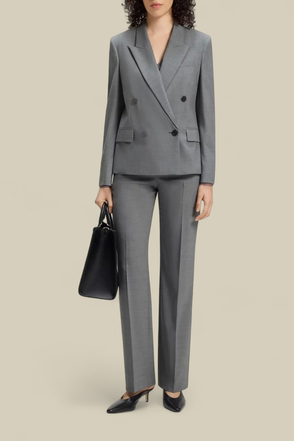 תמונת כל הלוק של מכנסיים מחויטים